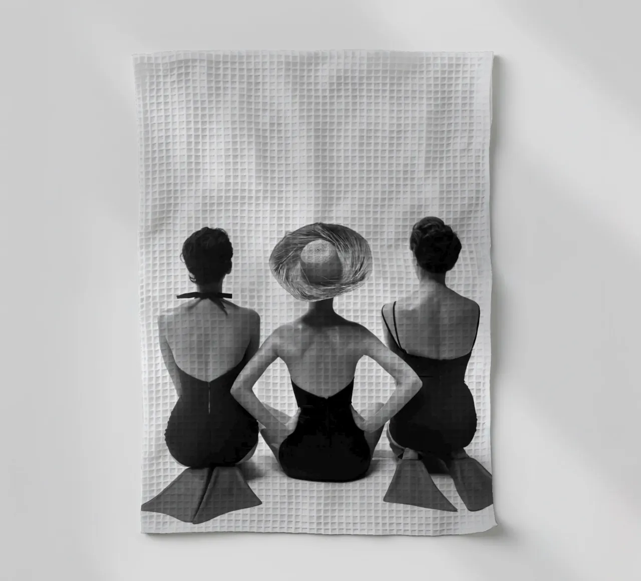Femmes portant des maillots de bain vintage, photo ancienne en noir et blanc torchon de Vibrant Vintage Prints