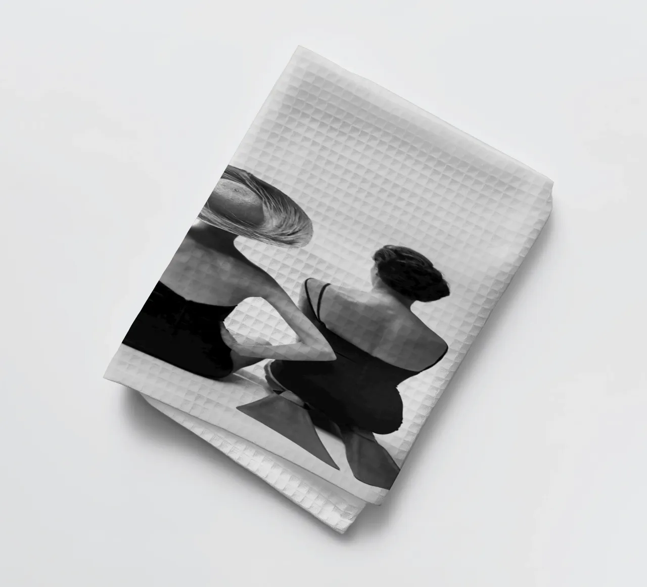 Femmes portant des maillots de bain vintage, photo ancienne en noir et blanc torchon de Vibrant Vintage Prints