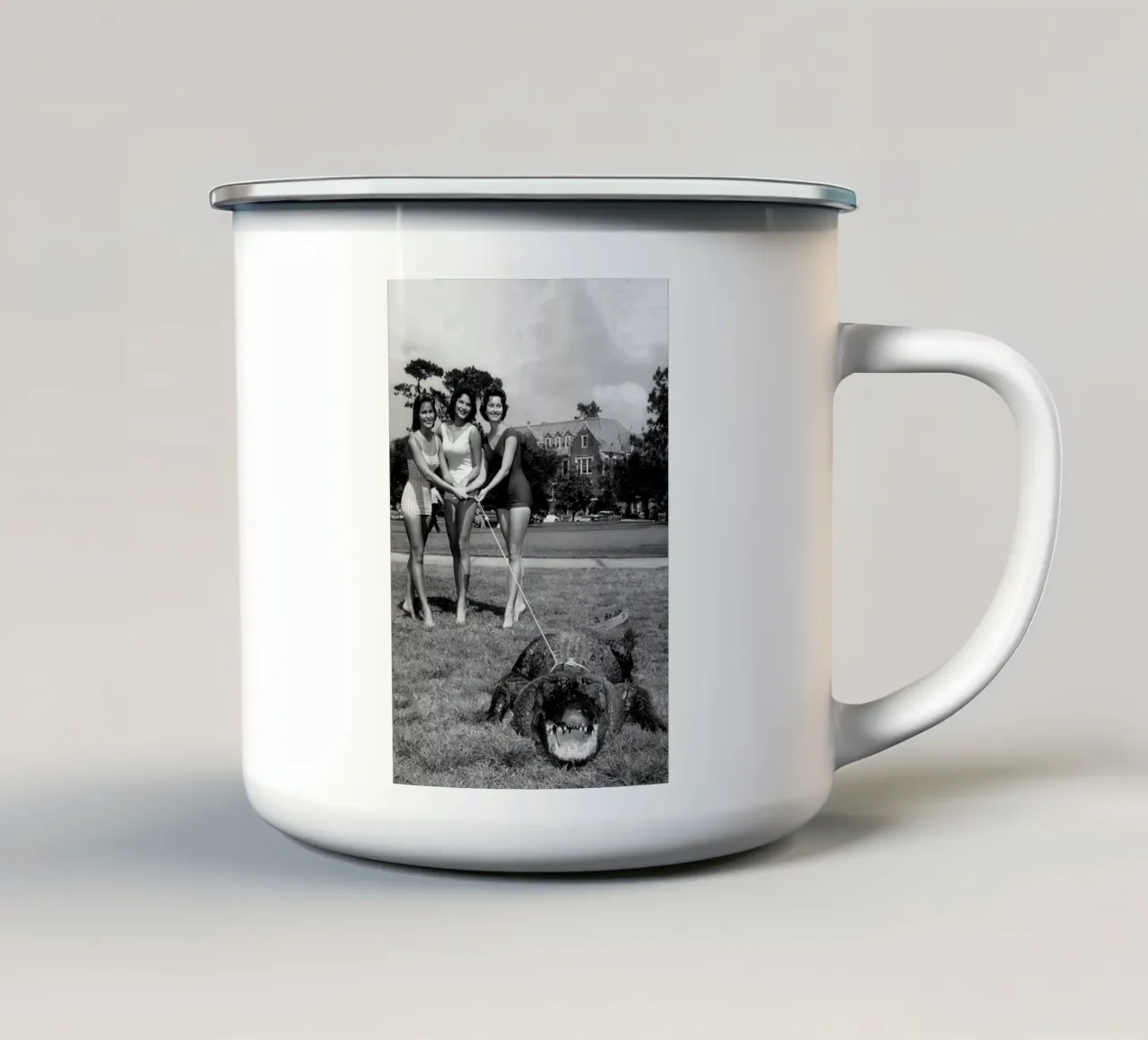 Donne con alligatore, foto vecchia in bianco e nero tazza in smalto da Vibrant Vintage Prints