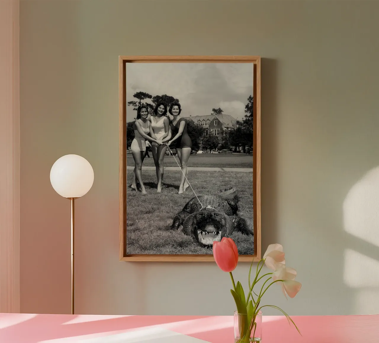 Donne con alligatore, foto vecchia in bianco e nero tela con Cornice a cassetta da Vibrant Vintage Prints