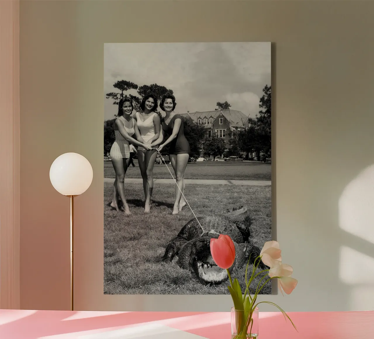 Donne con alligatore, foto vecchia in bianco e nero tela con Cornice a cassetta da Vibrant Vintage Prints