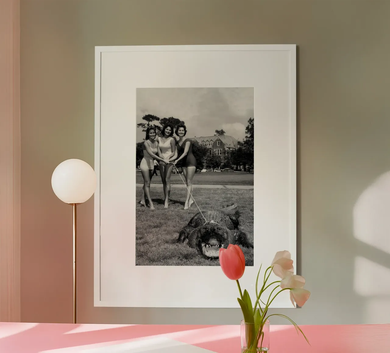 Donne con alligatore, foto vecchia in bianco e nero poster con telaio in plastica da Vibrant Vintage Prints
