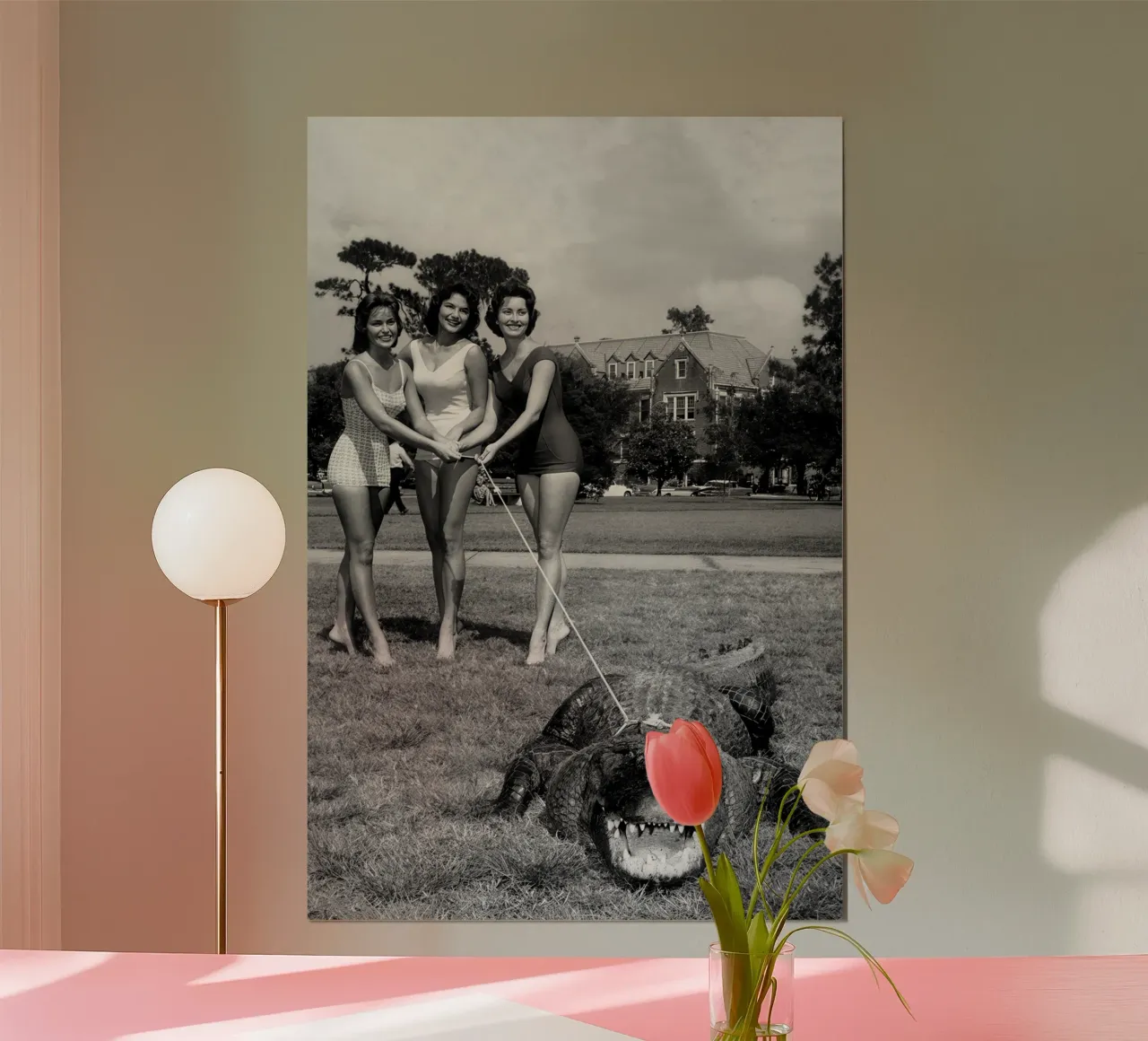 Donne con alligatore, foto vecchia in bianco e nero poster con telaio in plastica da Vibrant Vintage Prints