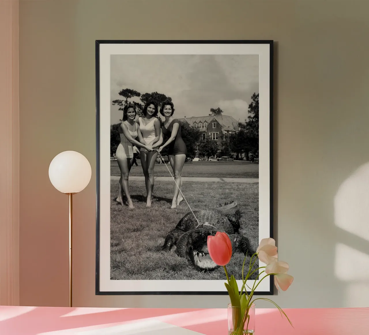 Donne con alligatore, foto vecchia in bianco e nero poster con telaio in plastica da Vibrant Vintage Prints