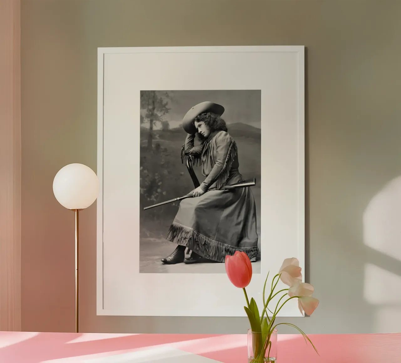 Annie Oakley avec un pistolet, photo ancienne en noir et blanc poster de Vibrant Vintage Prints