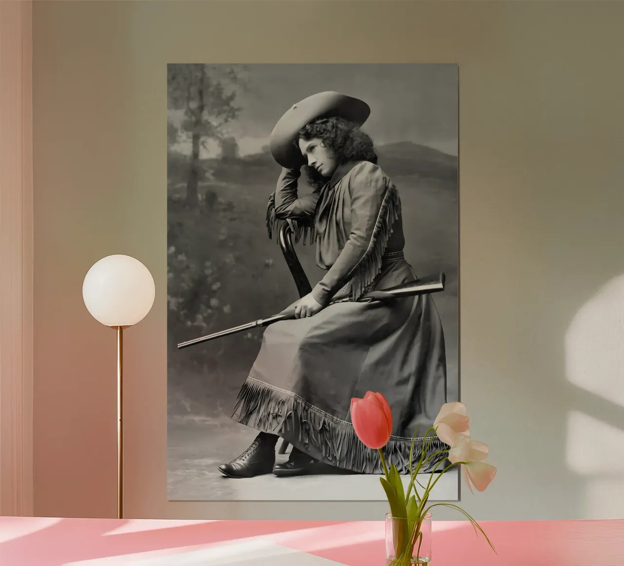 Annie Oakley avec un pistolet, photo ancienne en noir et blanc poster de Vibrant Vintage Prints