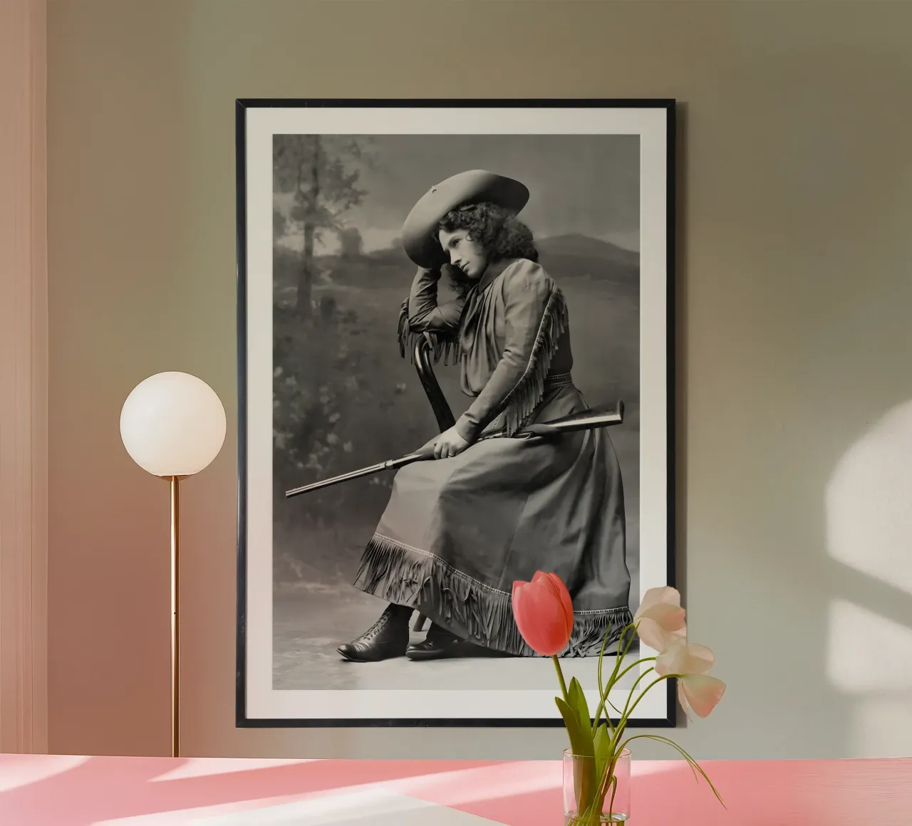Annie Oakley avec un pistolet, photo ancienne en noir et blanc poster de Vibrant Vintage Prints
