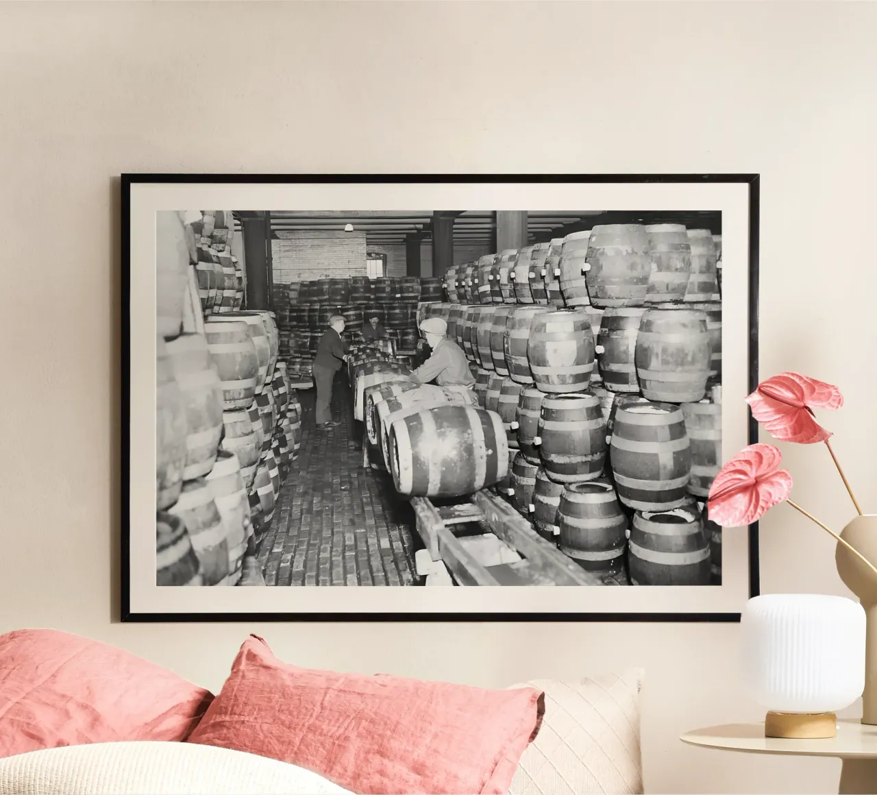 Botti di birra, proibizionismo, foto d'epoca in bianco e nero poster con telaio in alluminio da Vibrant Vintage Prints