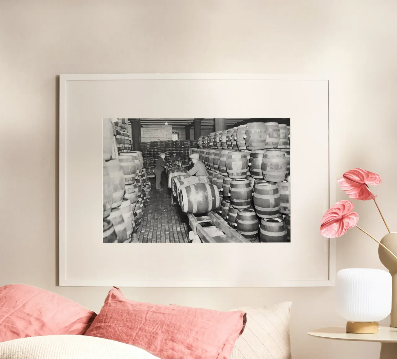 Botti di birra, proibizionismo, foto d'epoca in bianco e nero poster con telaio in alluminio da Vibrant Vintage Prints