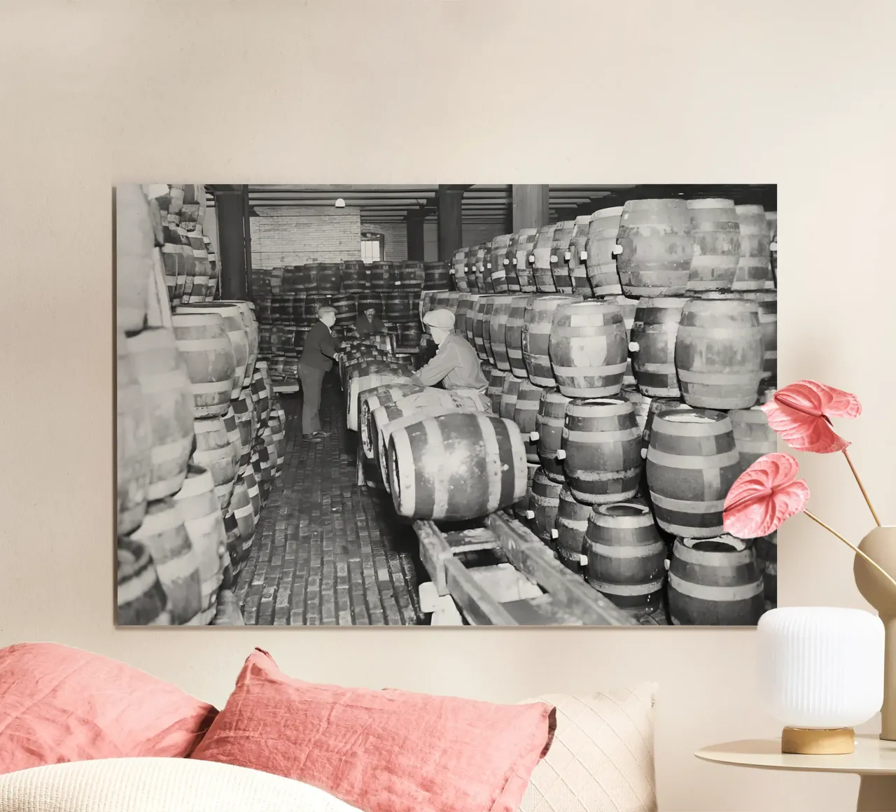 Botti di birra, proibizionismo, foto d'epoca in bianco e nero poster con telaio in alluminio da Vibrant Vintage Prints
