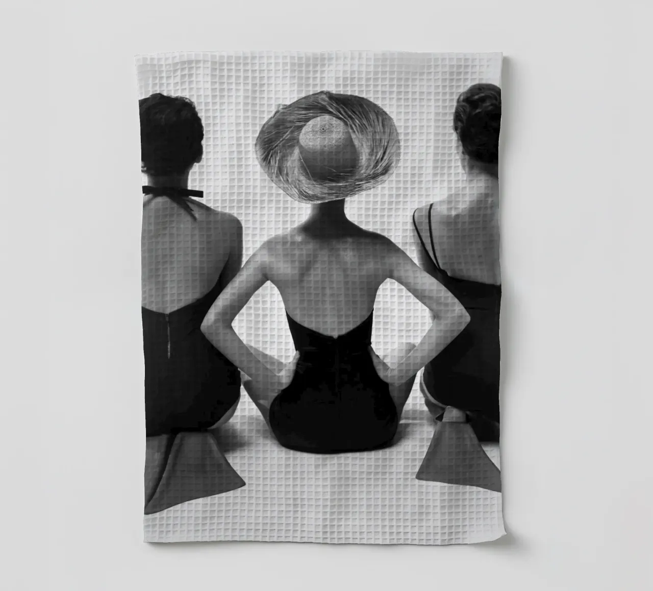 Trio de maillots de bain, femmes, photo ancienne rétro en noir et blanc torchon de Vibrant Vintage Prints