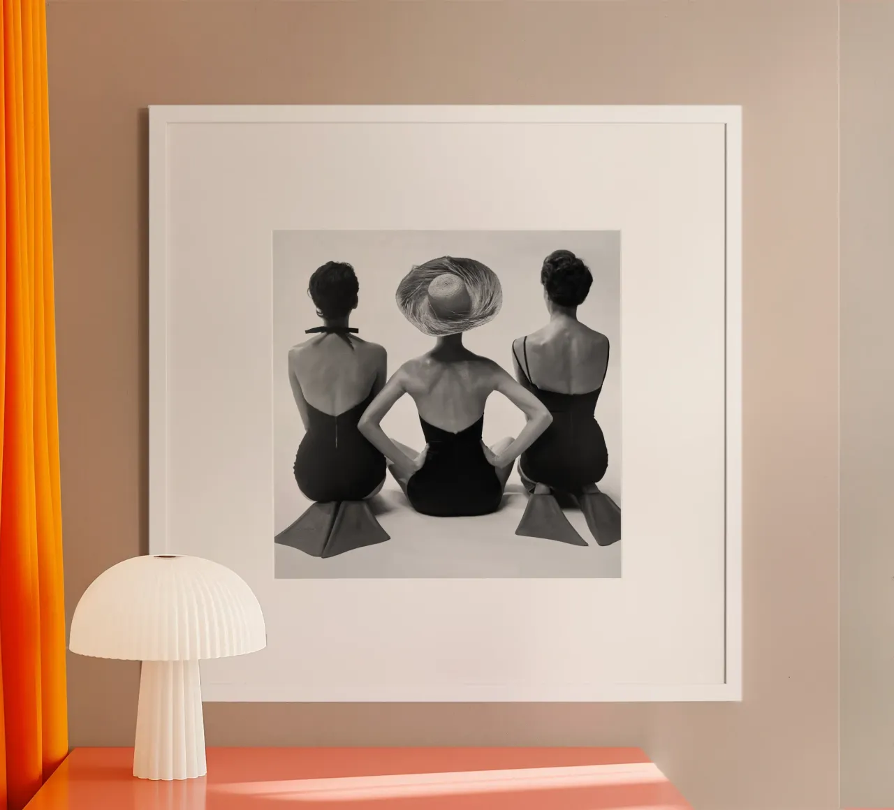 Trio de maillots de bain, femmes, photo ancienne rétro en noir et blanc poster avec cadre en bois de Vibrant Vintage Prints
