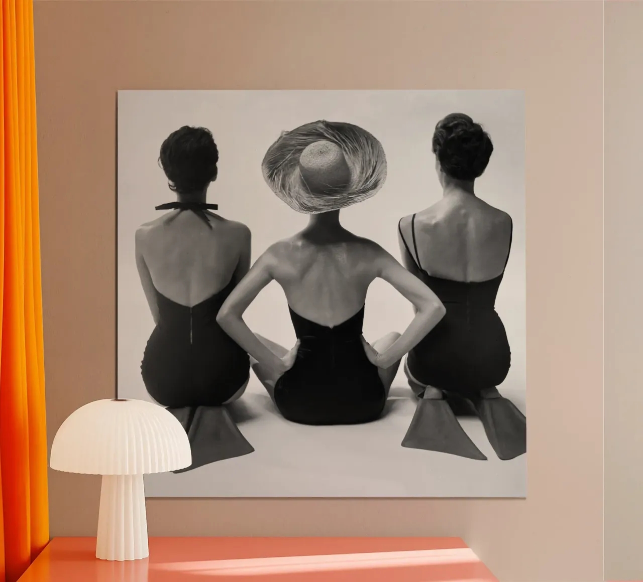 Trio de maillots de bain, femmes, photo ancienne rétro en noir et blanc poster avec cadre en bois de Vibrant Vintage Prints