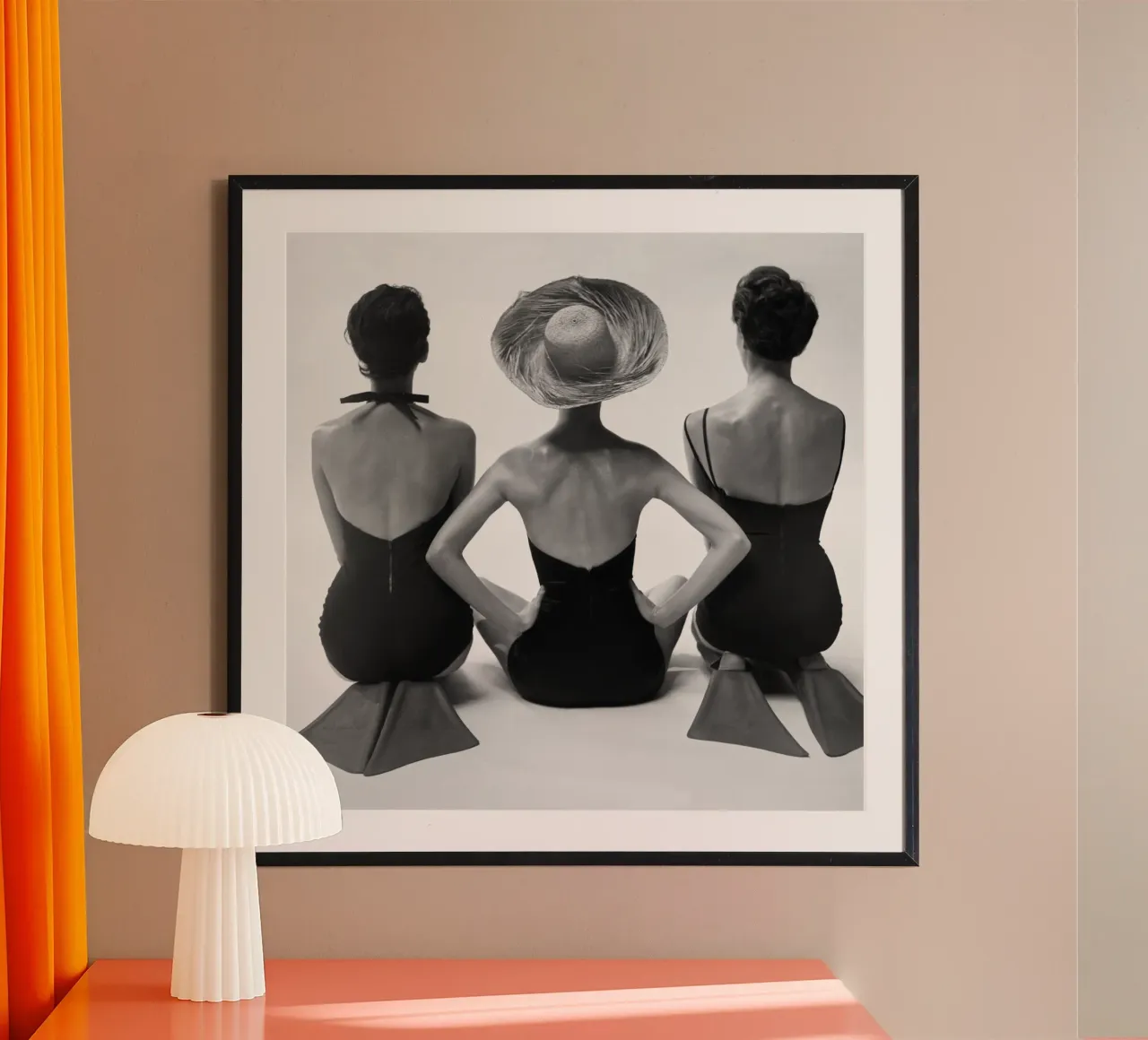 Trio de maillots de bain, femmes, photo ancienne rétro en noir et blanc poster avec cadre en bois de Vibrant Vintage Prints
