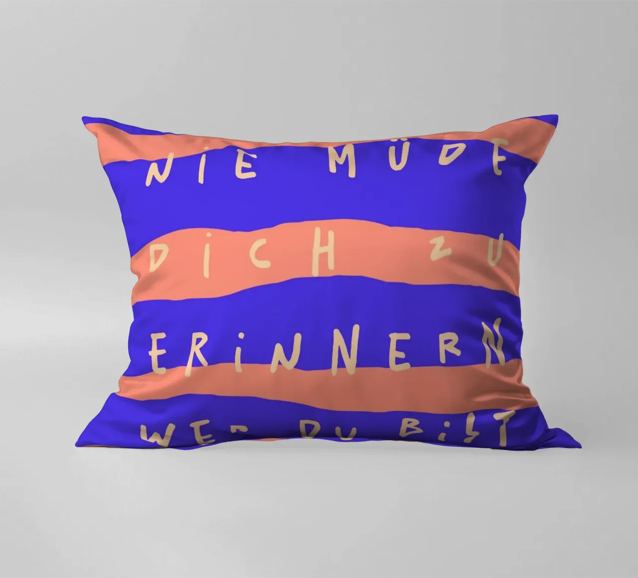 ich werde nie müde, dich zu erinnern, wer du bist. cuscino da FRICKE DESIGN