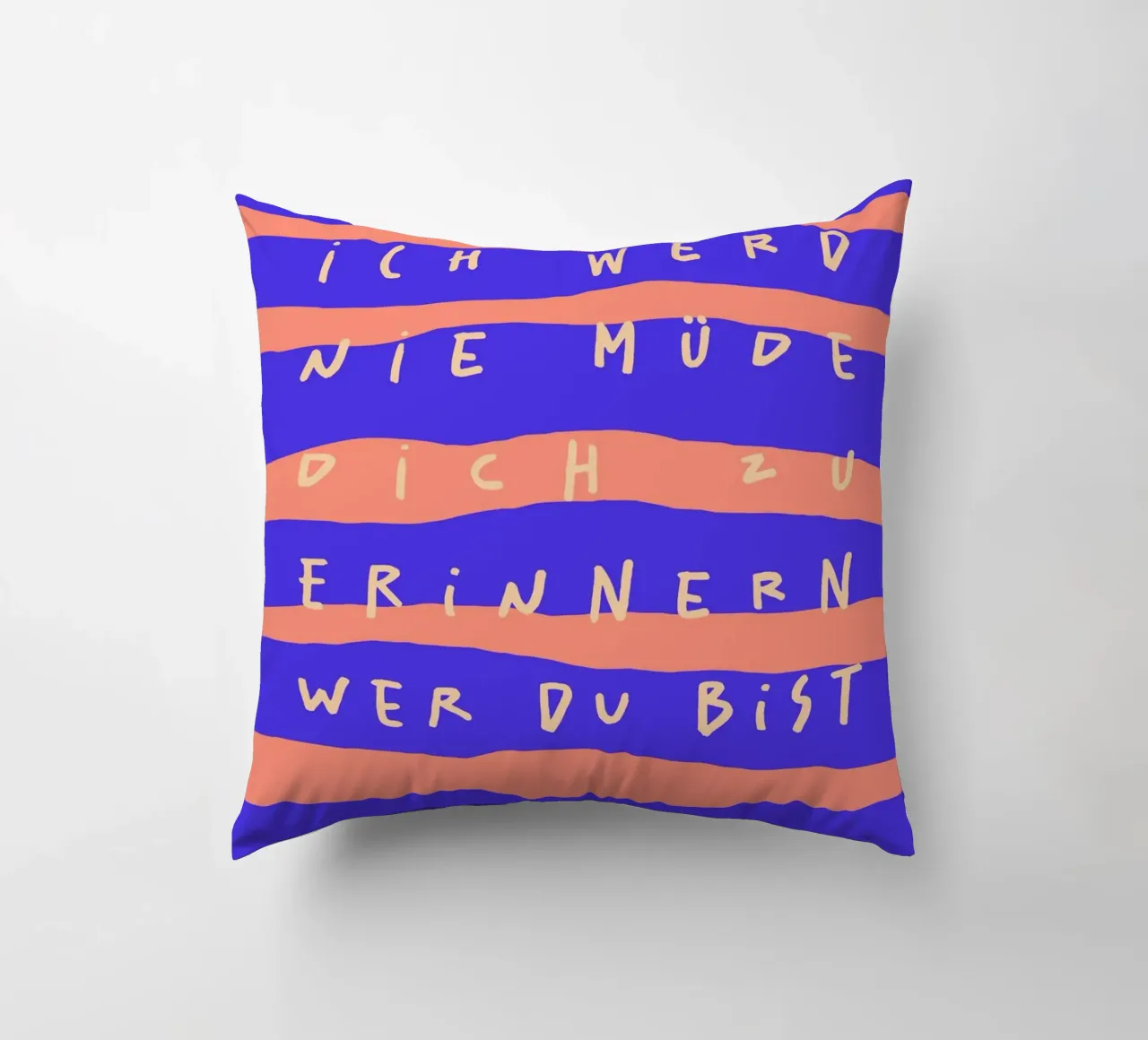 ich werde nie müde, dich zu erinnern, wer du bist. cuscino da FRICKE DESIGN