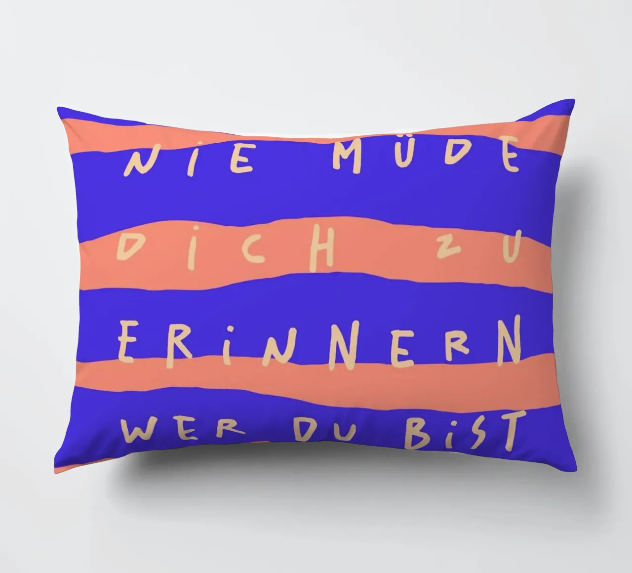 ich werde nie müde, dich zu erinnern, wer du bist. cuscino da FRICKE DESIGN