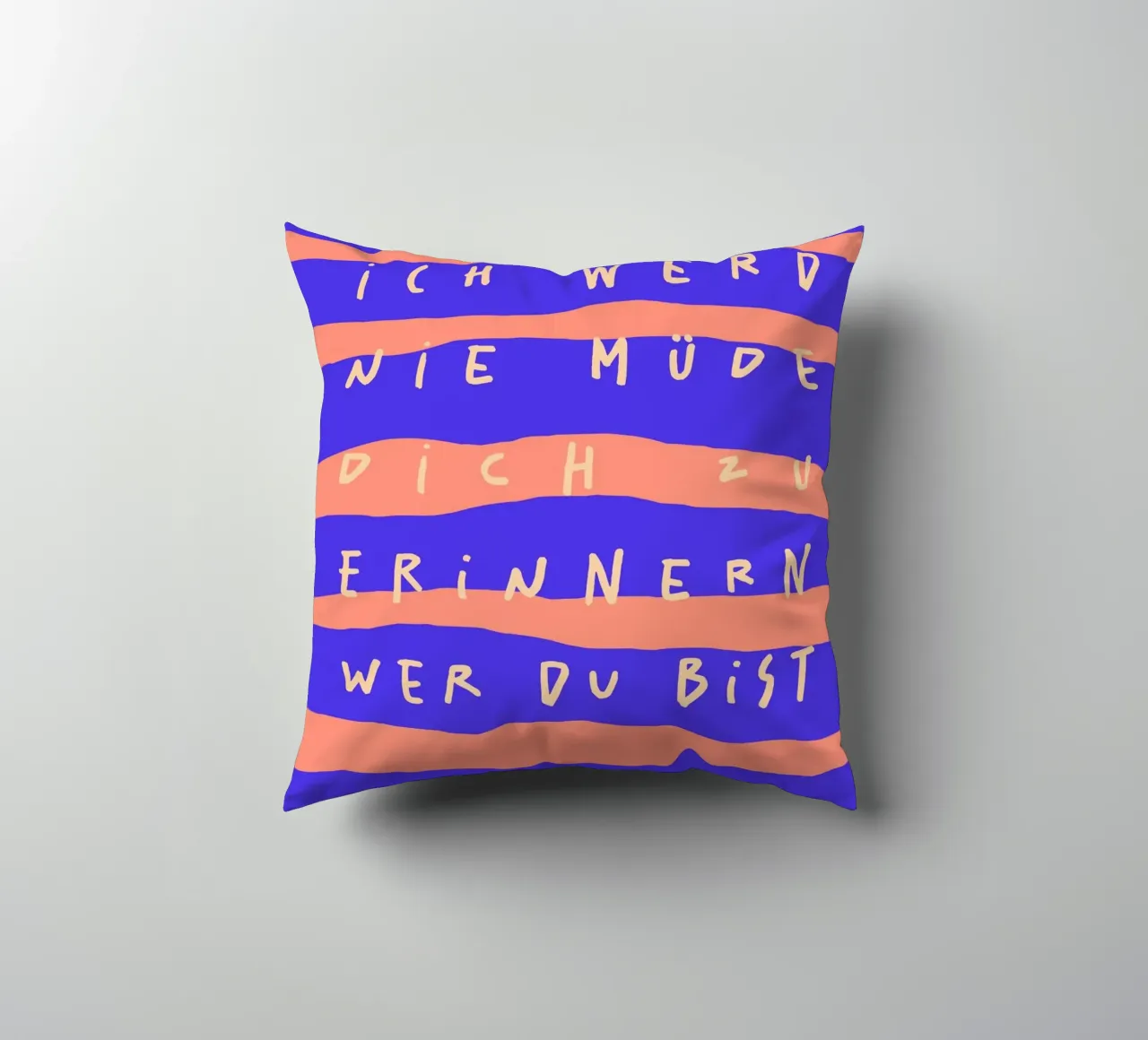 ich werde nie müde, dich zu erinnern, wer du bist. cuscino da FRICKE DESIGN