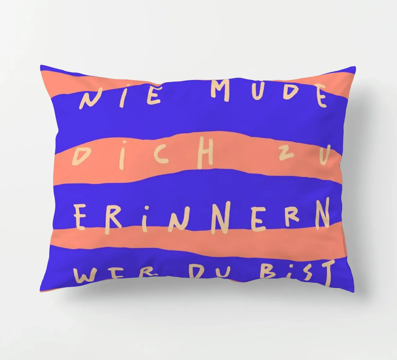ich werde nie müde, dich zu erinnern, wer du bist. cuscino da FRICKE DESIGN