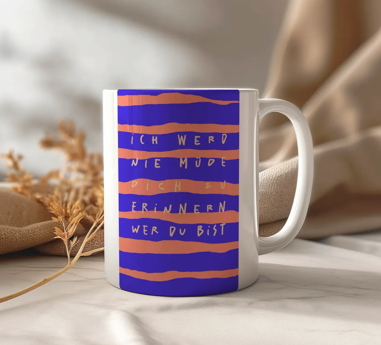 ich werde nie müde, dich zu erinnern, wer du bist. tazza in ceramica da FRICKE DESIGN