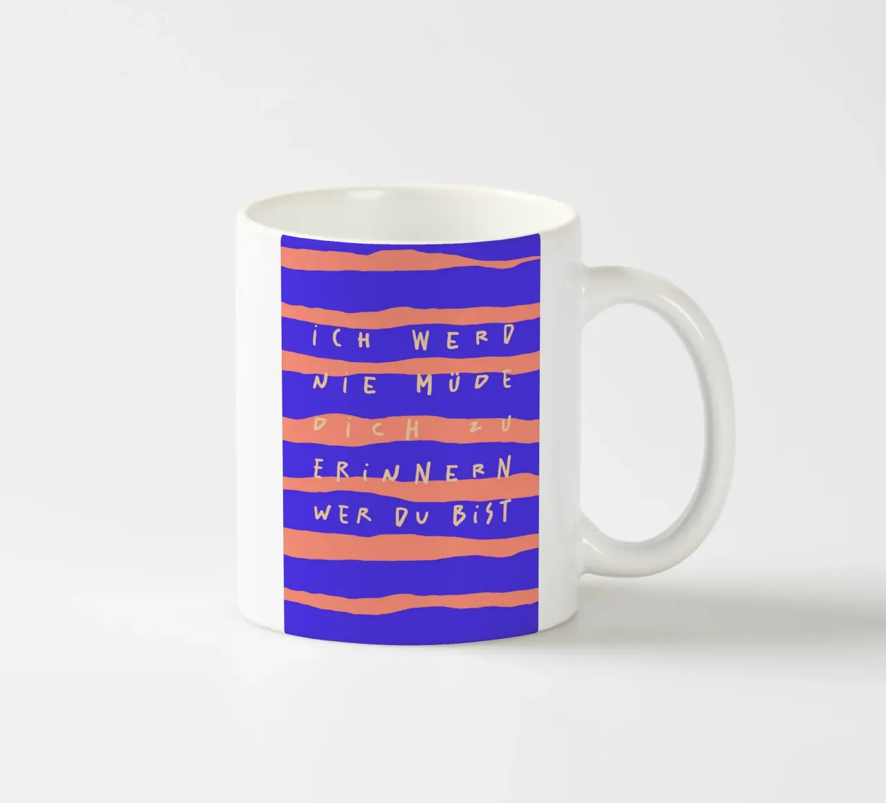 ich werde nie müde, dich zu erinnern, wer du bist. tazza in ceramica da FRICKE DESIGN