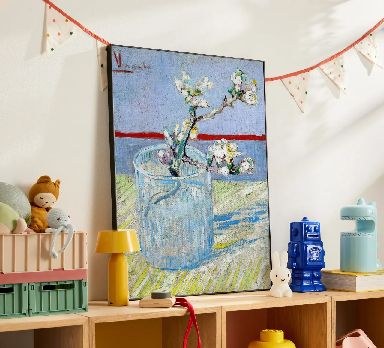 Ramo di mandorlo in fiore in un bicchiere alluminio dibond da Christopher Soto