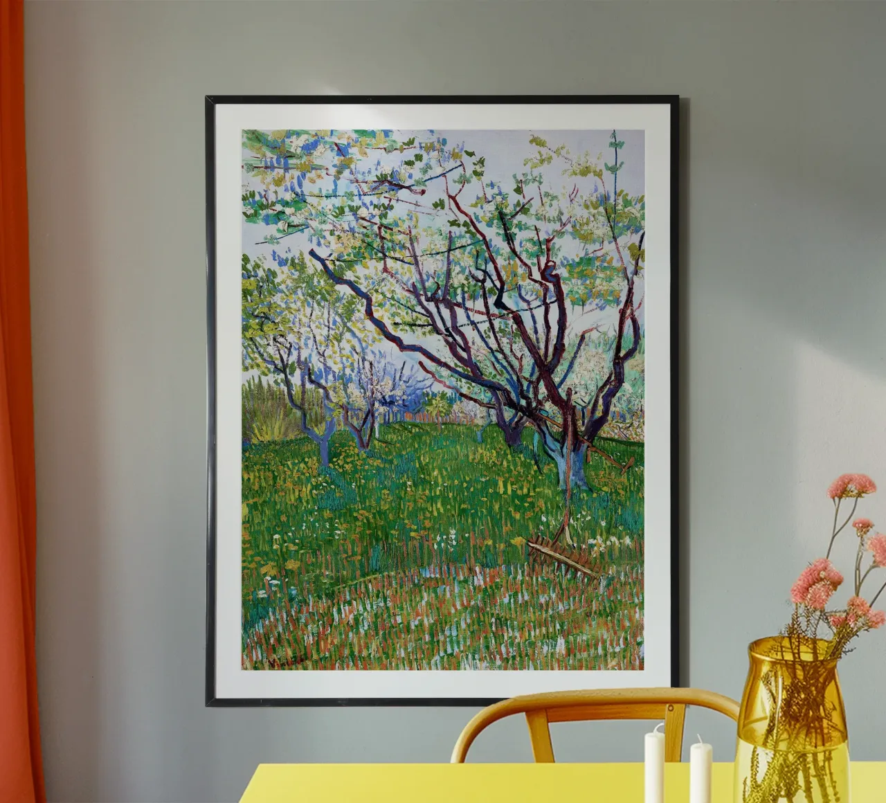 Frutteto in fiore poster con telaio in legno da Christopher Soto