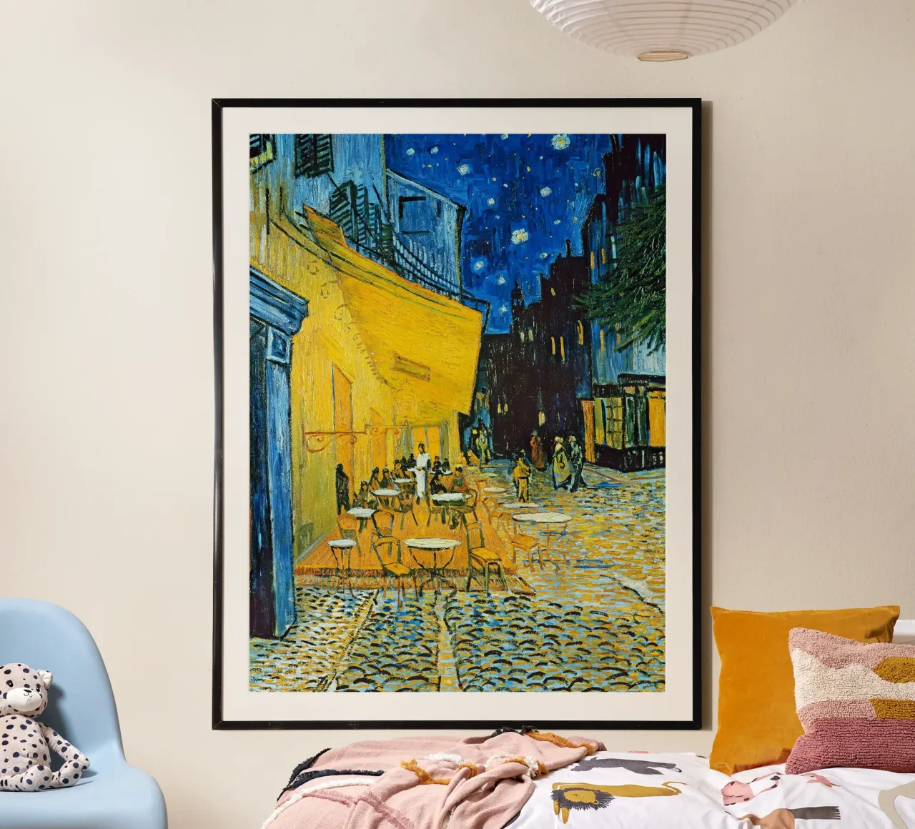 Terrazza di un caffè di notte (Place du Forum) di Vincent van G poster con telaio in legno da Christopher Soto