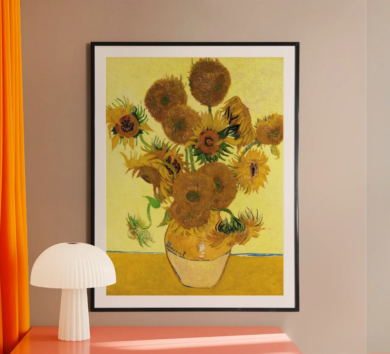 Vaso con quindici girasoli poster con telaio in legno da Christopher Soto