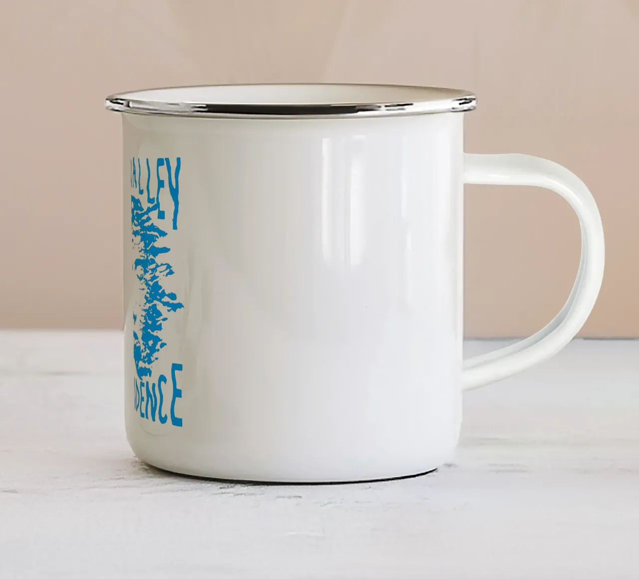 Maglietta essenziale Confidence Oc Ally tazza in smalto da igoshdesigns