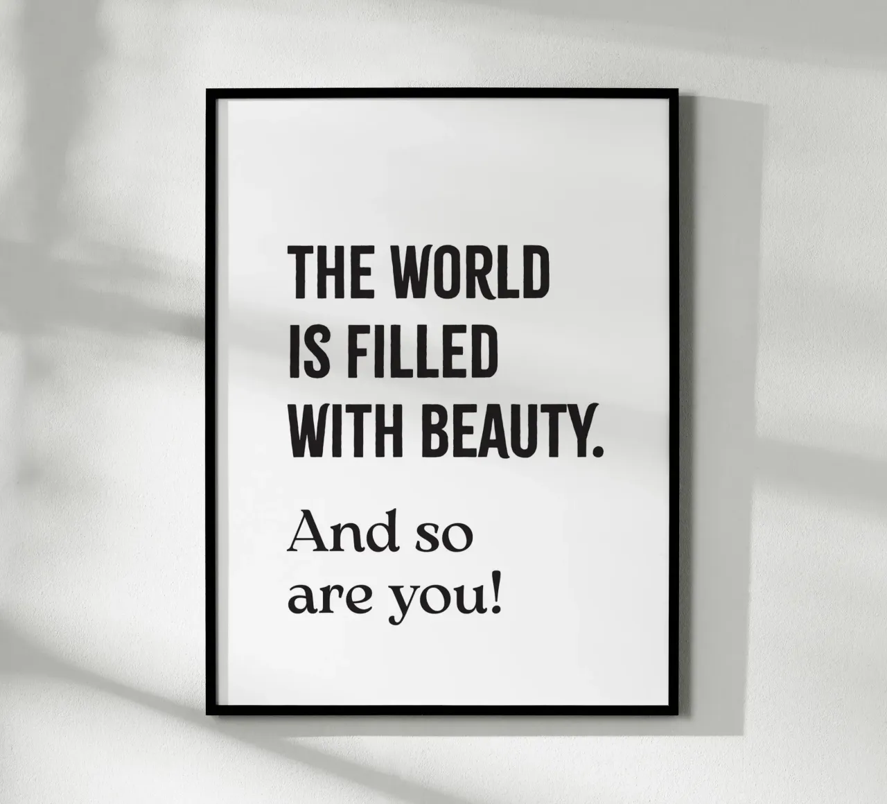 The world is filled with beauty. And so are you! poster con marco de madera de Fraysein Design
