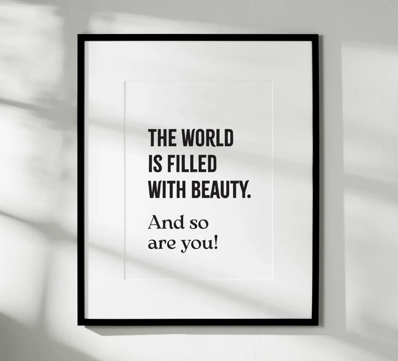 The world is filled with beauty. And so are you! poster con marco de madera de Fraysein Design
