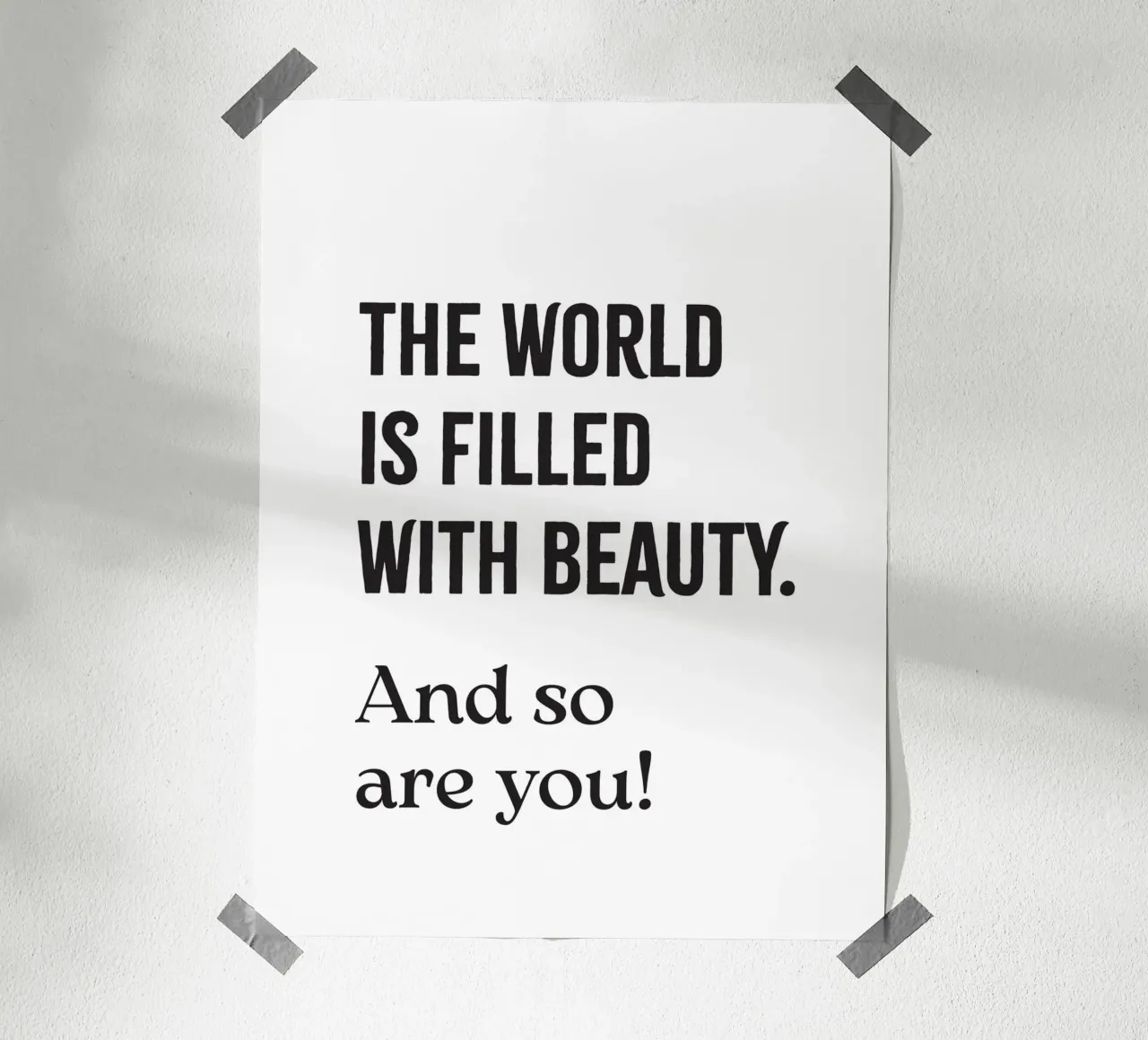 The world is filled with beauty. And so are you! poster con marco de madera de Fraysein Design