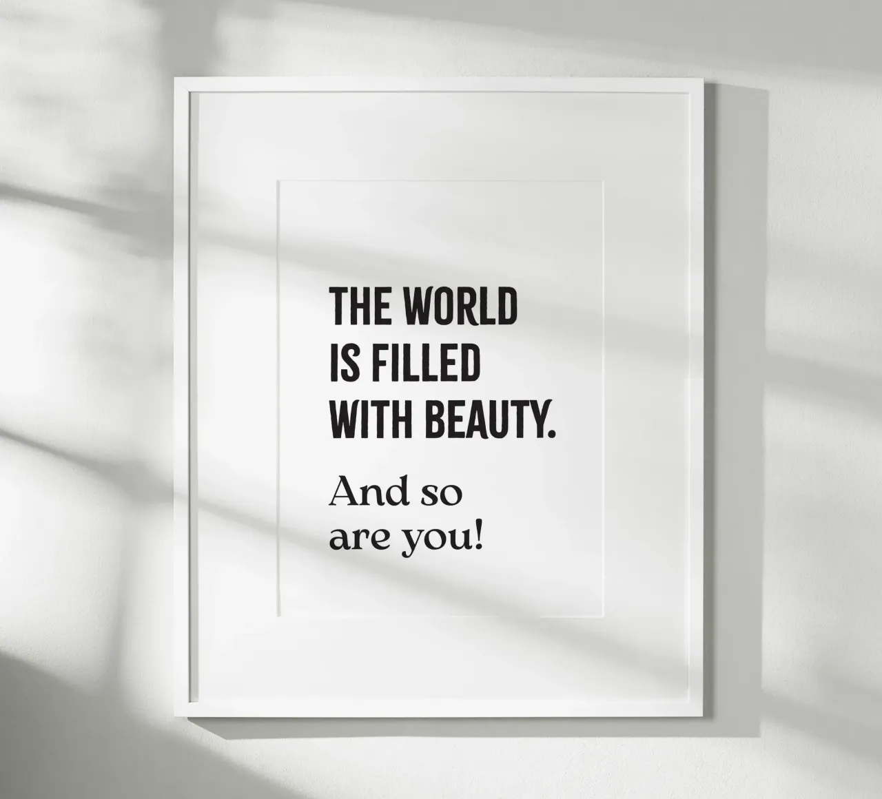 The world is filled with beauty. And so are you! poster con marco de madera de Fraysein Design