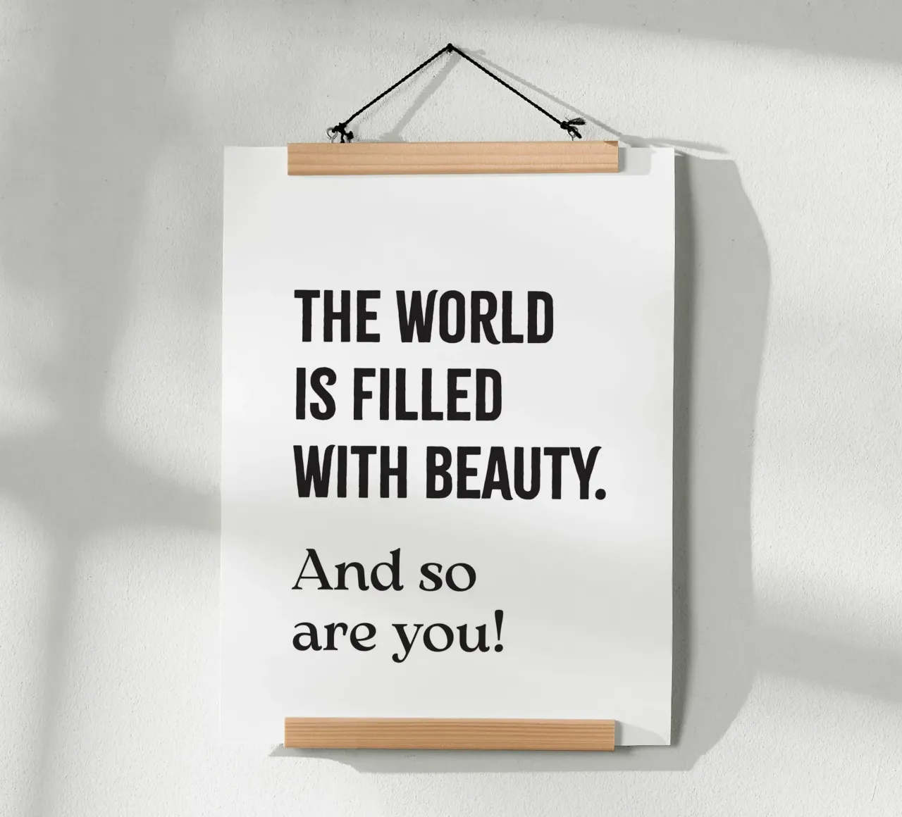 The world is filled with beauty. And so are you! poster con marco de madera de Fraysein Design