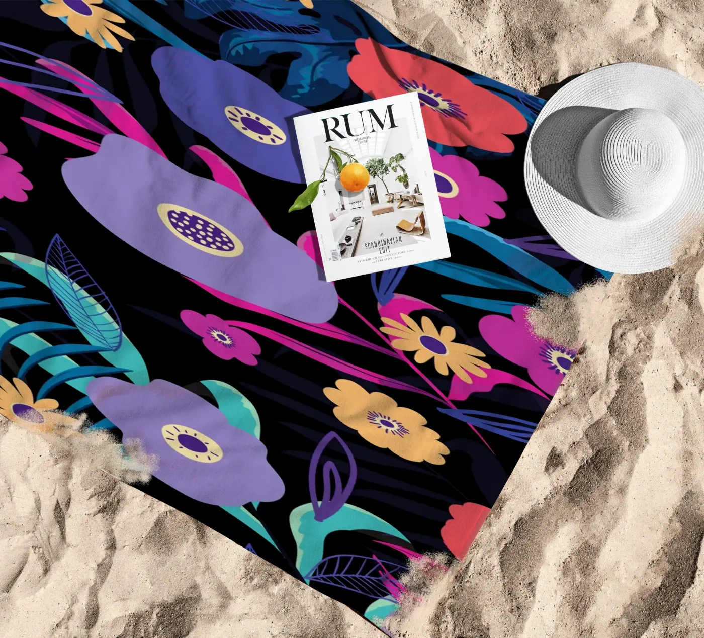 Botanisch patroon 33 strandhanddoek van Little Dean