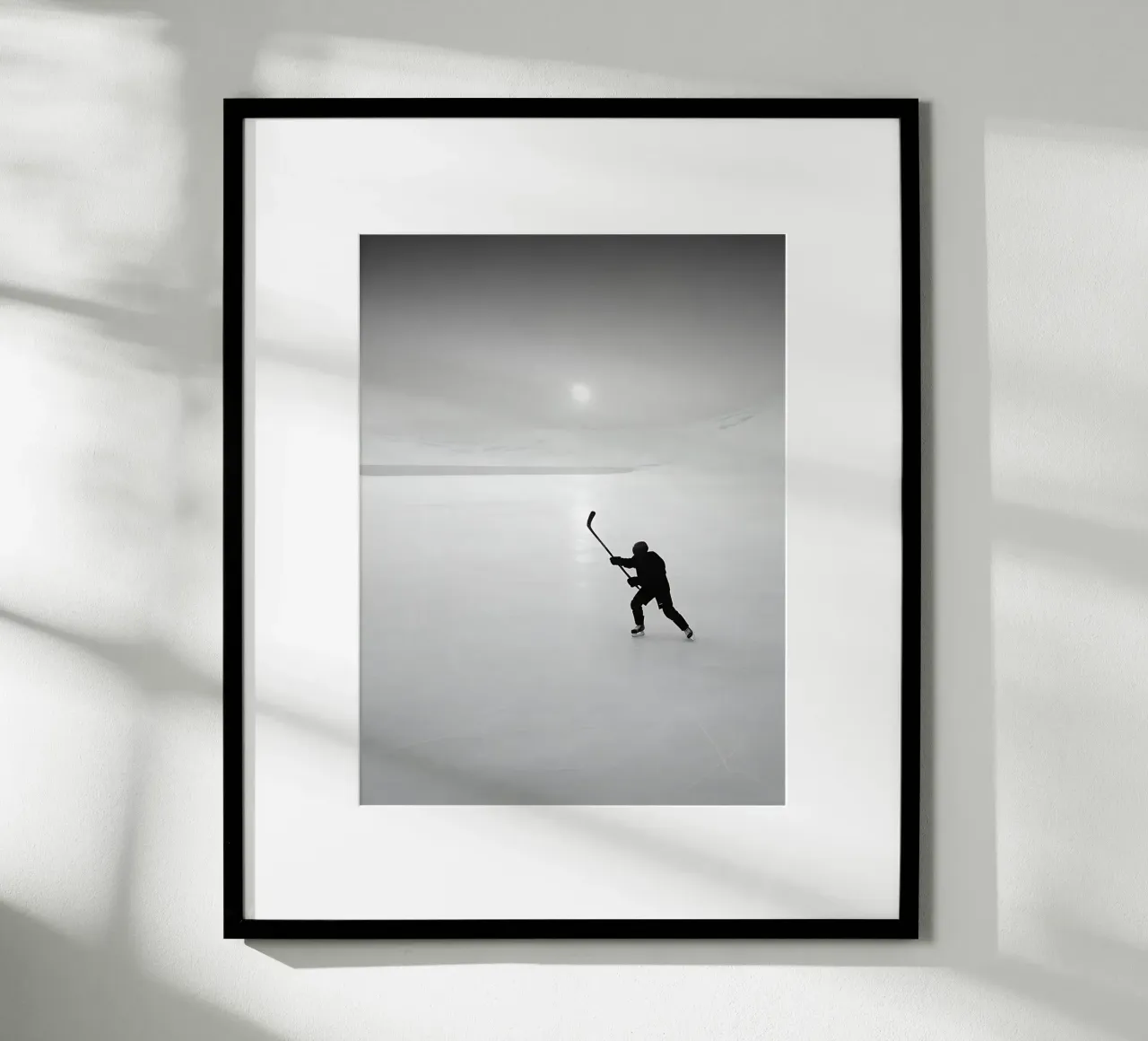 Eishockey in der Abenddämmerung Poster von GameDay Studio