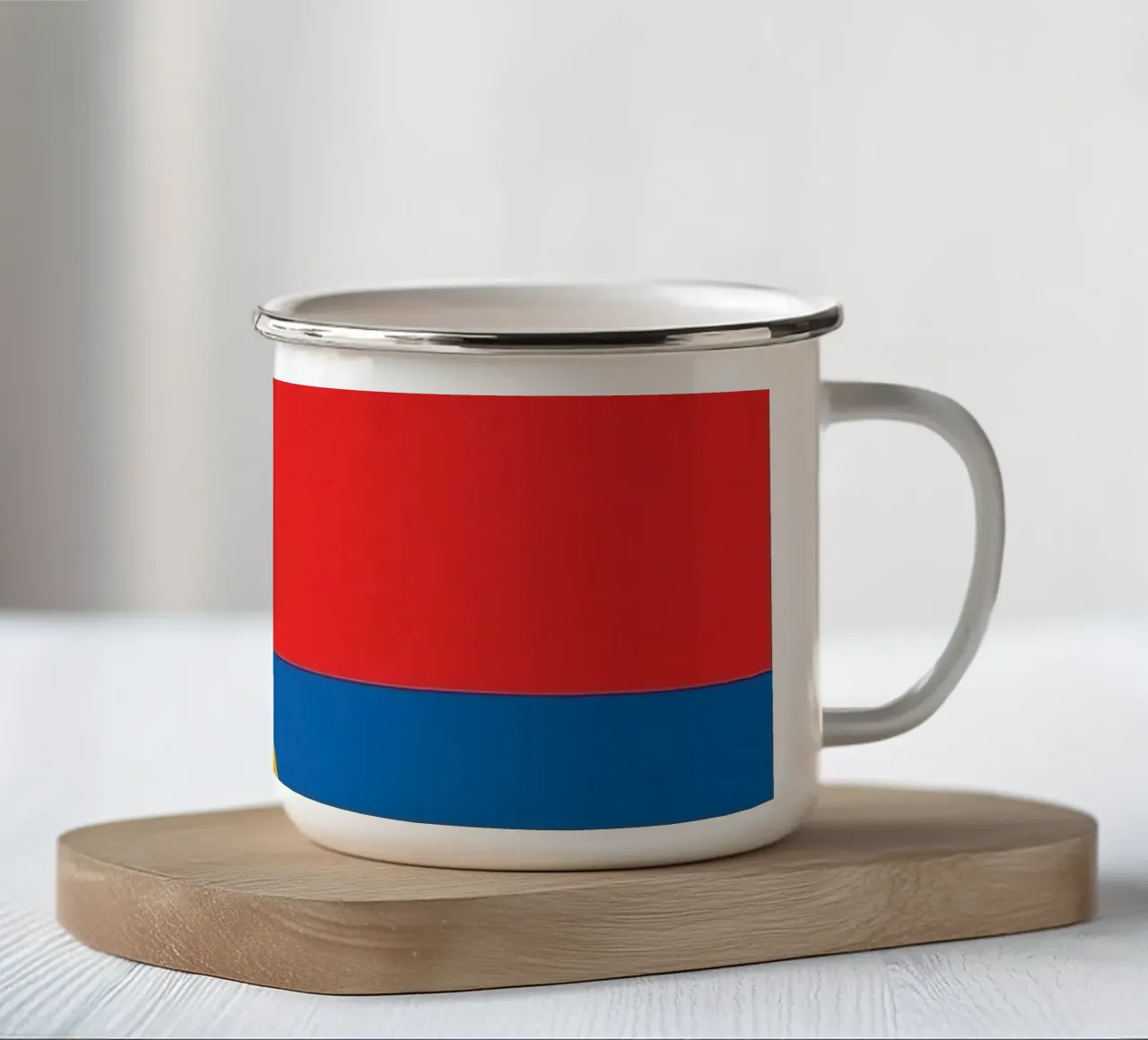 Composizione astratta di forme geometriche rosse, gialle e blu tazza in smalto da DesignDoodle