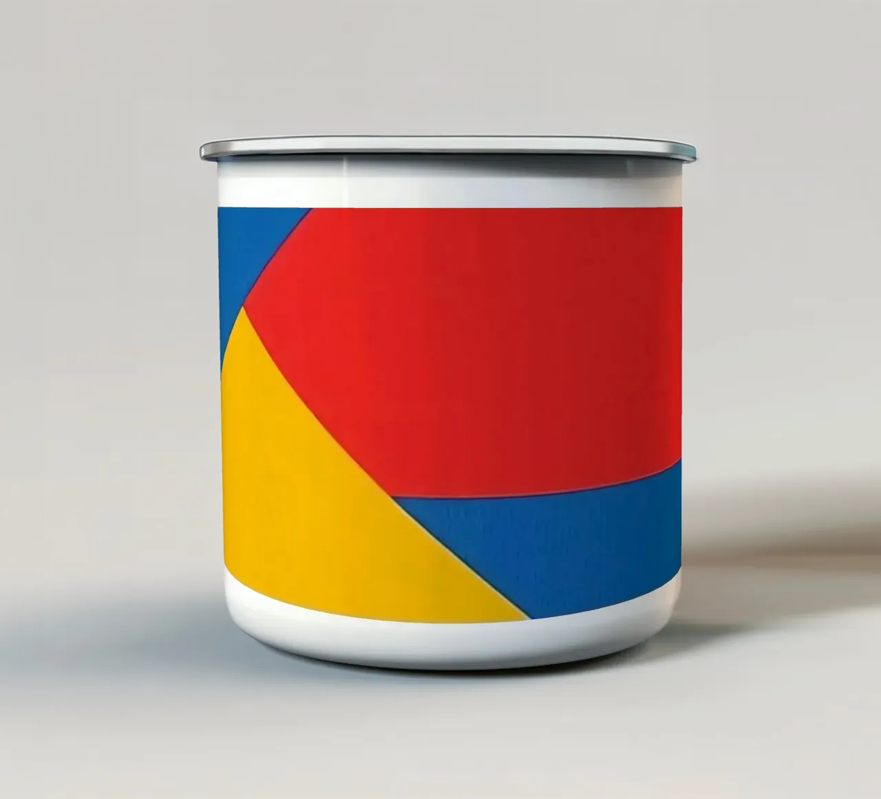 Composizione astratta di forme geometriche rosse, gialle e blu tazza in smalto da DesignDoodle