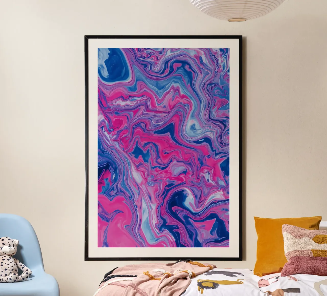Abstracte gemarmeriseerde verfwervelingen in blauw, roze en wit poster met houten frame van DesignDoodle