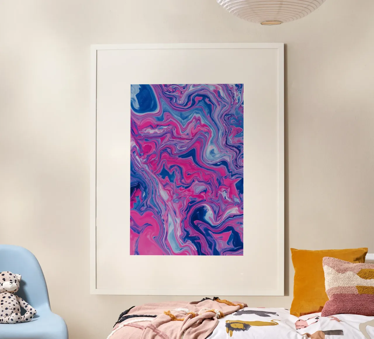 Abstracte gemarmeriseerde verfwervelingen in blauw, roze en wit poster met houten frame van DesignDoodle