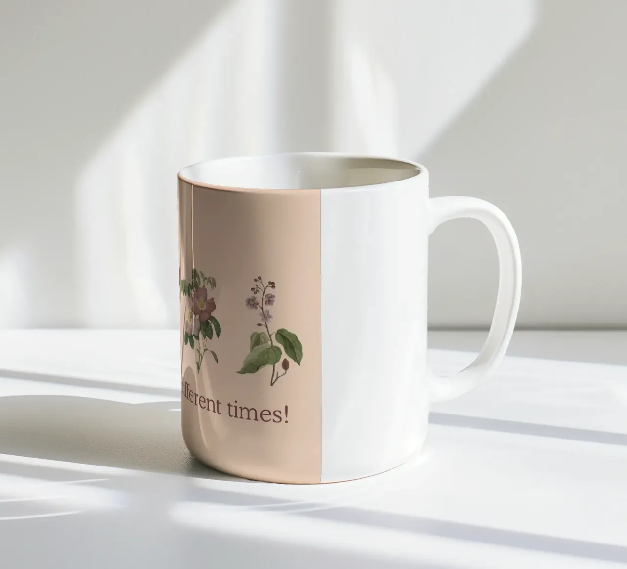 Tutti fioriscono in tempi diversi Poster floreale tazza in ceramica da vintagepod