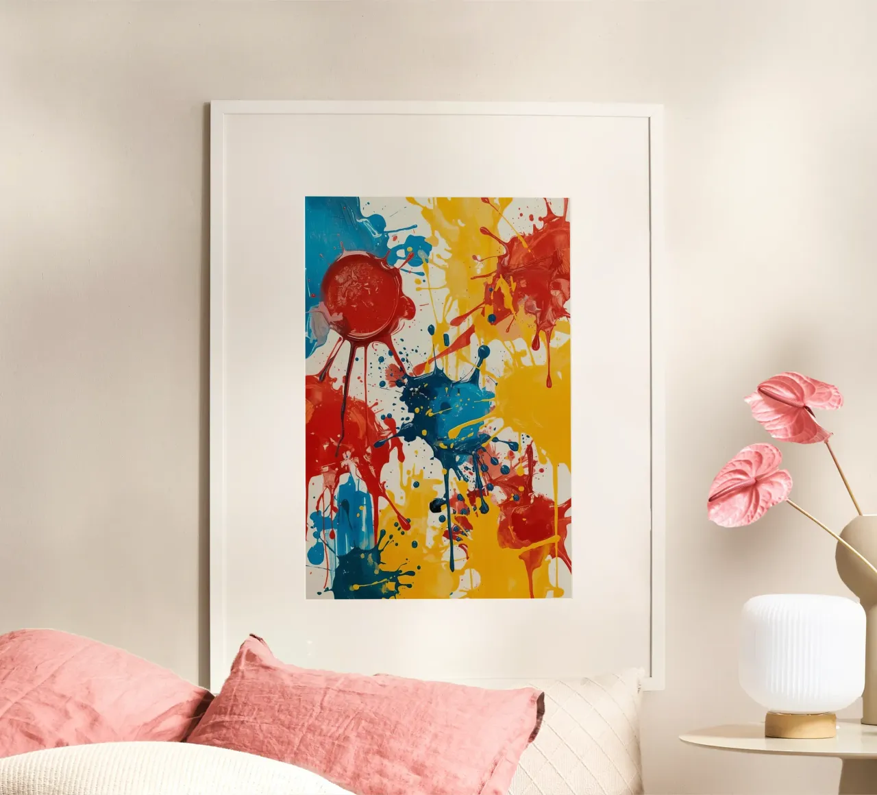 Peinture abstraite d'éclaboussures de peinture rouge, jaune et bleue poster de DesignDoodle