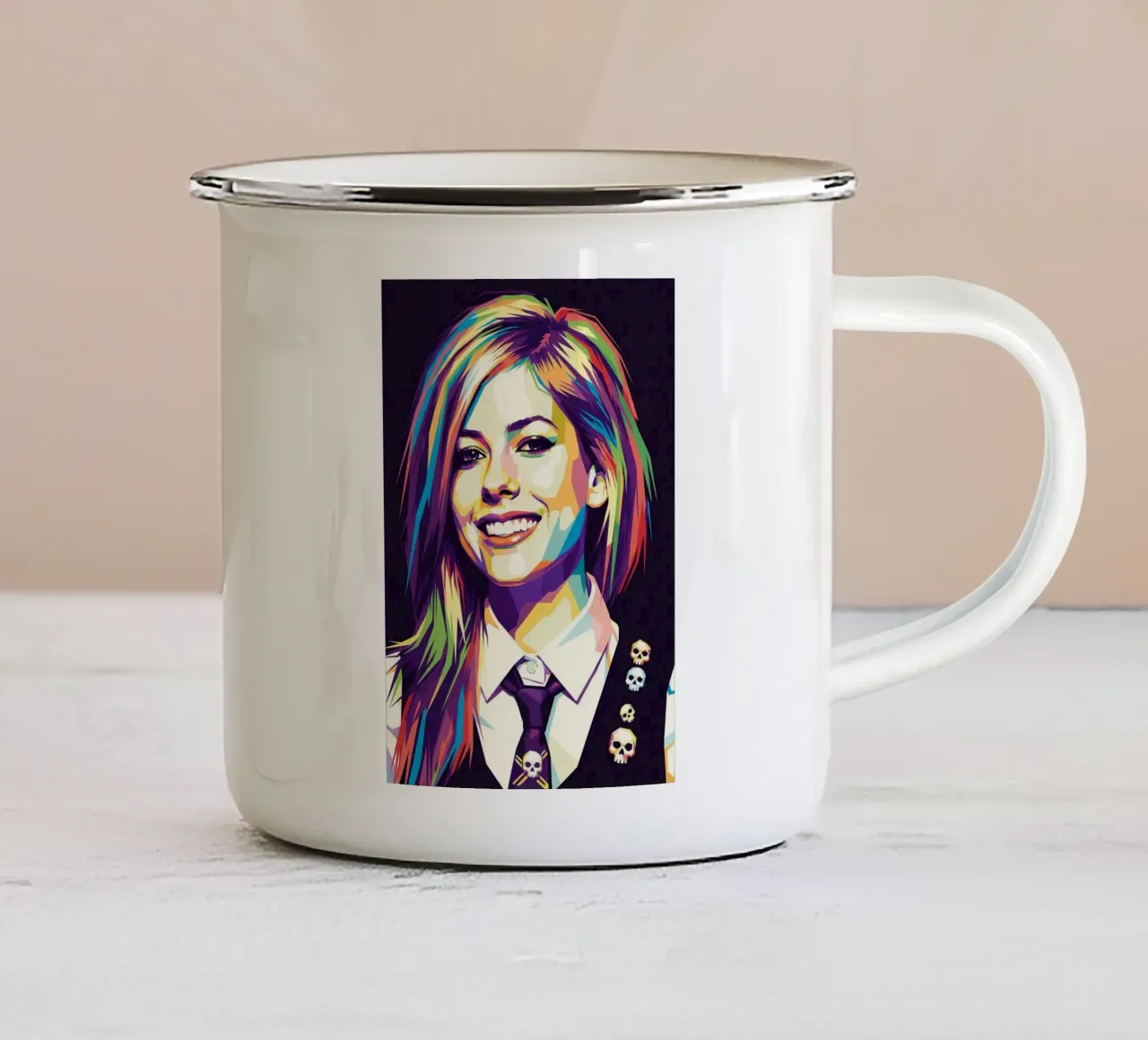 Avril Lavigne con l'iconico sorriso tazza in smalto da Hantamrata