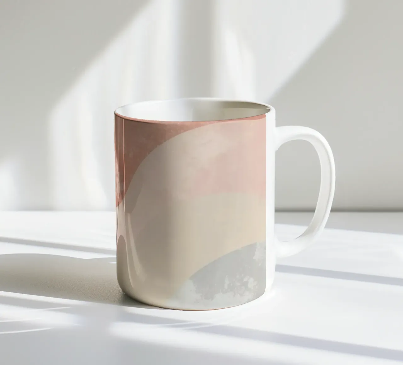 Illustrazione astratta di forme ondulate in colori tenui tazza in ceramica da DesignDoodle
