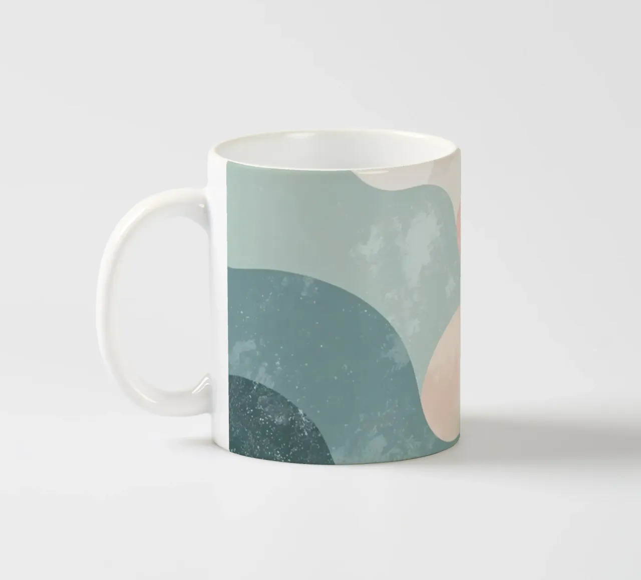 Illustrazione astratta di forme ondulate in colori tenui tazza in ceramica da DesignDoodle