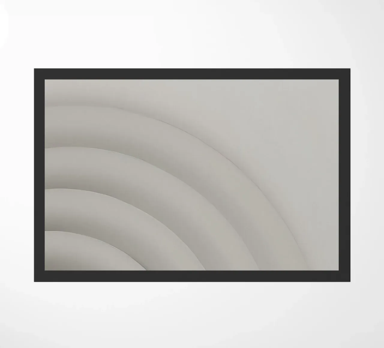 Forme grigie curve concentriche su sfondo grigio zerbino da DesignDoodle