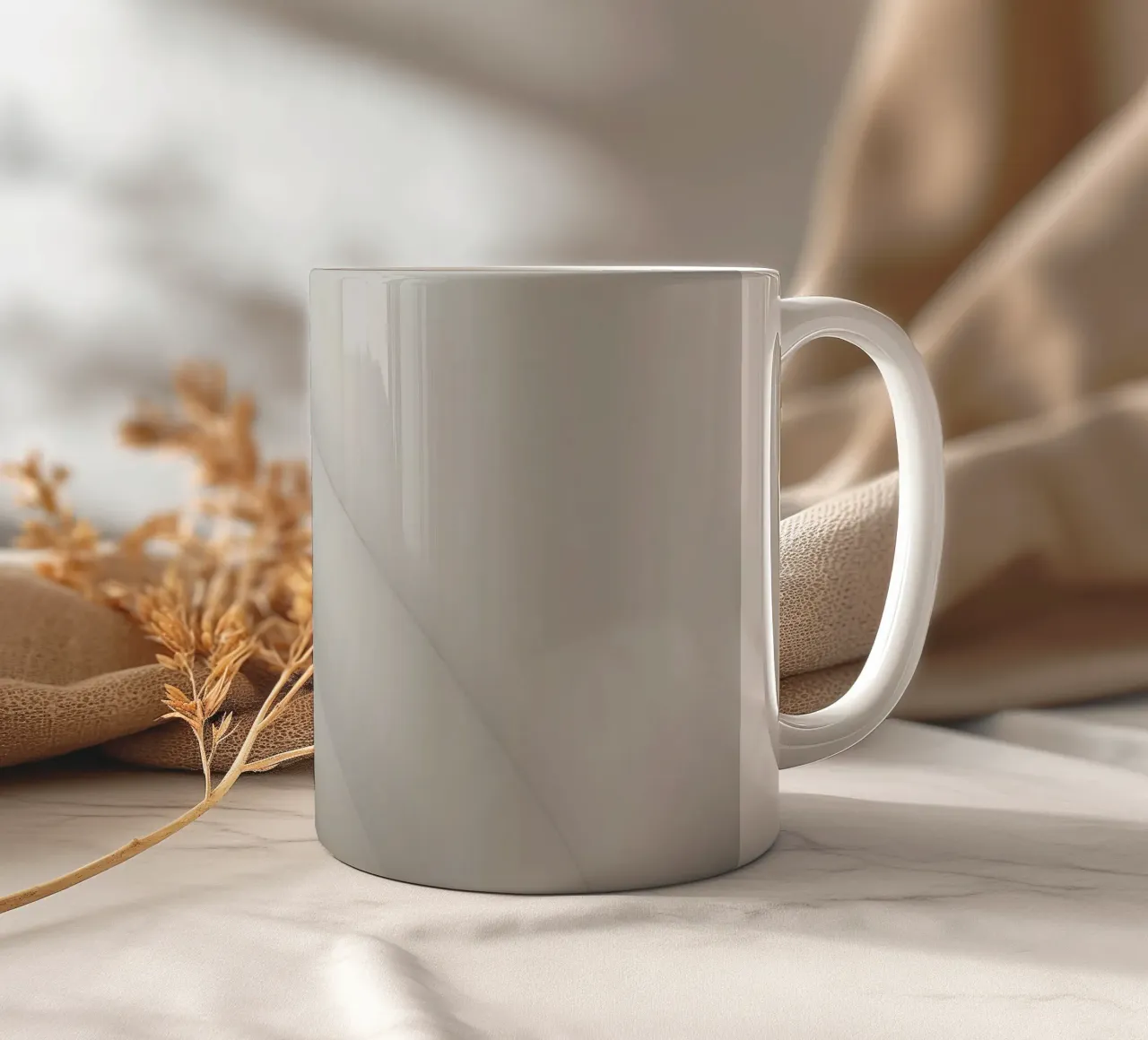 Forme grigie curve concentriche su sfondo grigio tazza in ceramica da DesignDoodle