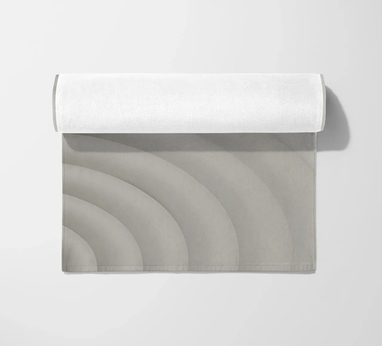 Forme grigie curve concentriche su sfondo grigio telo mare da DesignDoodle