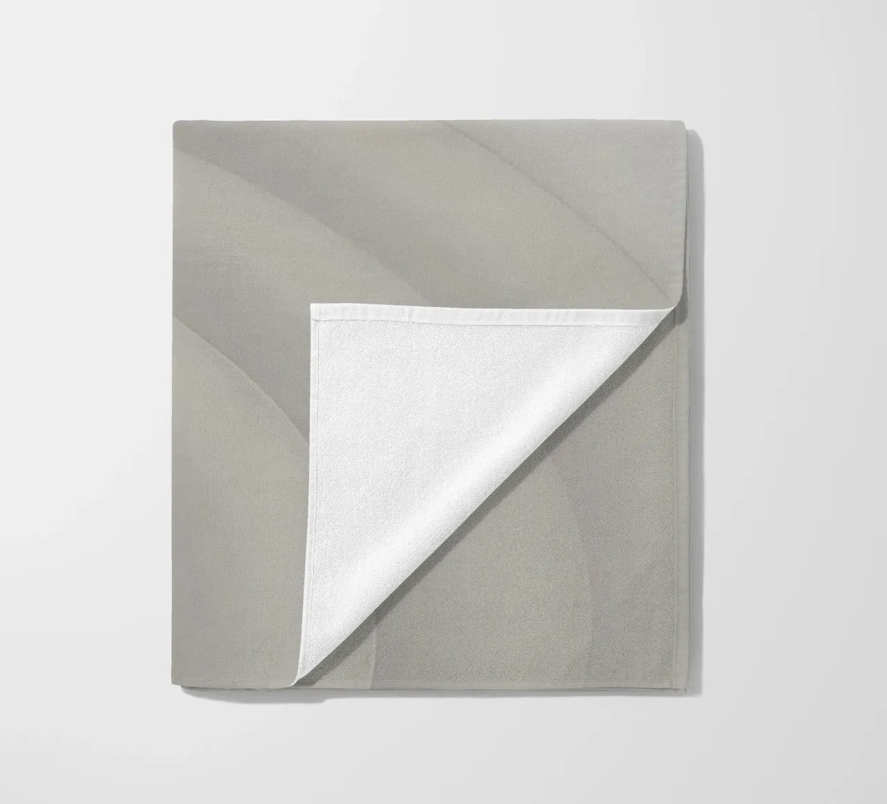 Forme grigie curve concentriche su sfondo grigio telo mare da DesignDoodle
